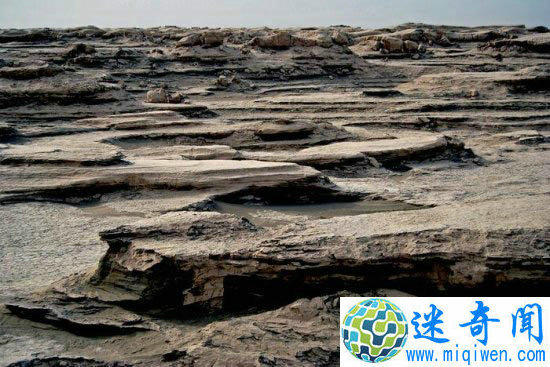 罗布泊湖崎岖地形