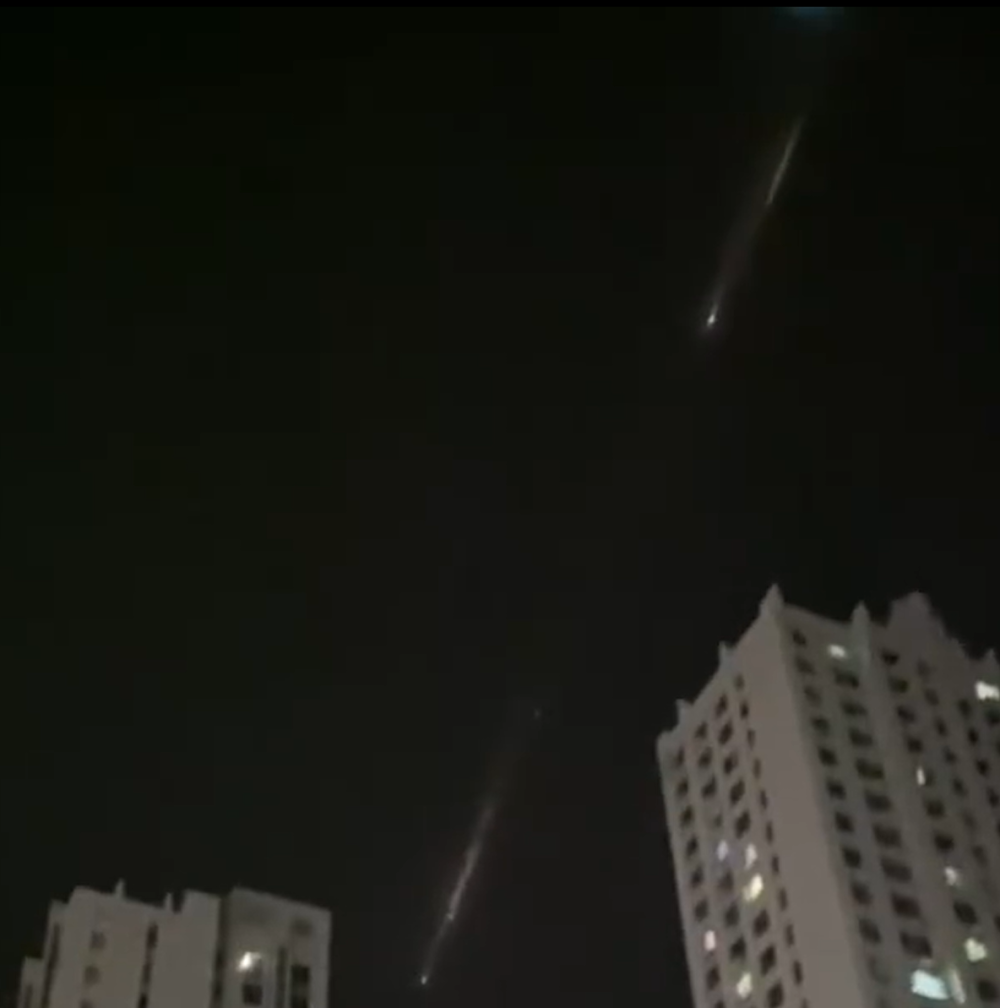 新疆多地拍到巨大发光不明飞行物