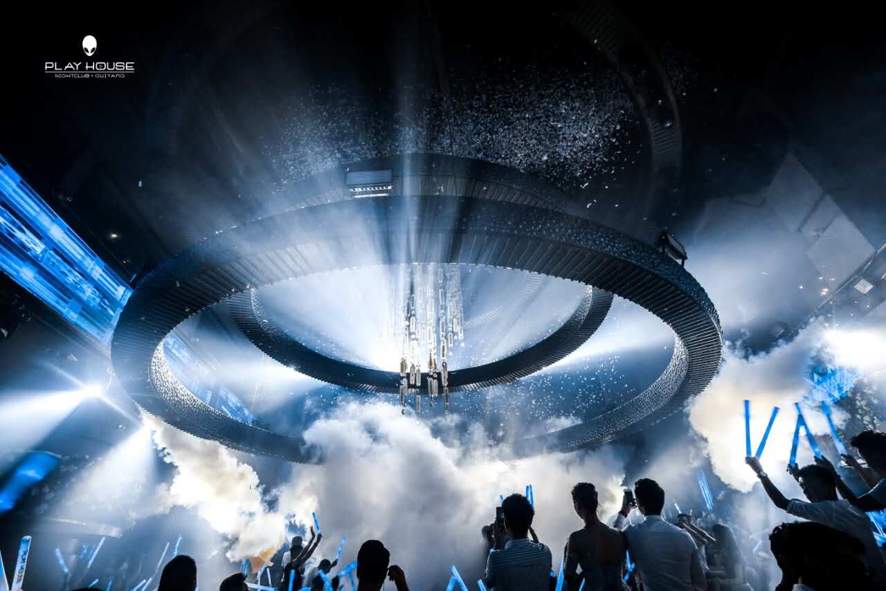 巨型UFO母舰频现地球 直击巨大外星母舰UFO惊现地球