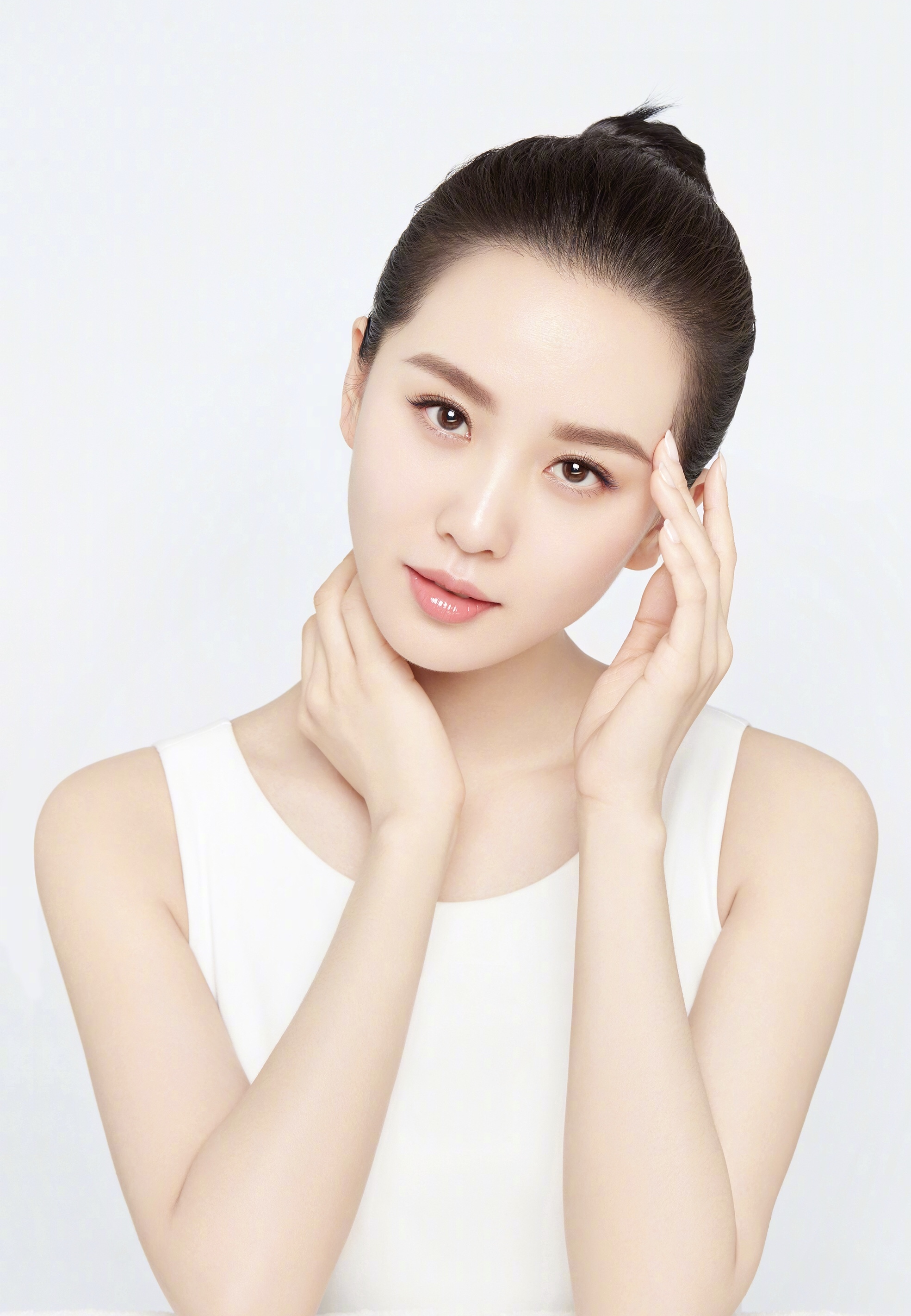 刘诗诗头戴非遗绒花高雅动人 古典高雅韵味美爆了