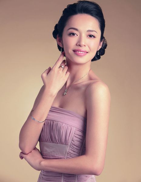 姚晨官宣离婚后首现身 与胡一天云旗同框看秀状态好