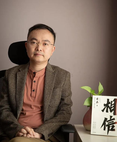 蔡磊透露身体近况 4个人搀扶也无法迈步