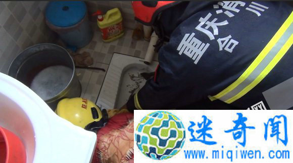 六旬老人跌倒手卡便池 消防破拆救援帮其脱困