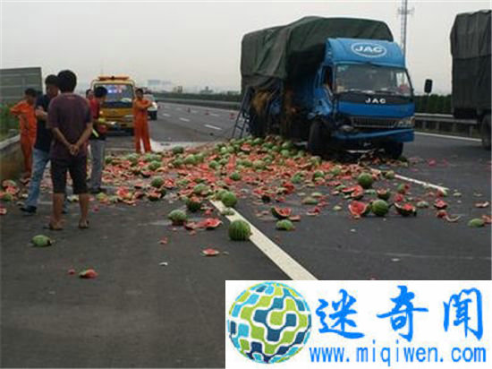 2.5吨西瓜碾成渣 路面满是碎西瓜一片狼藉