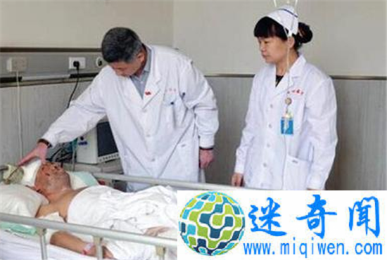 黑熊袭击男子重伤骑车逃命