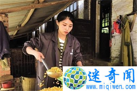 90后美女大学毕业回家养猪