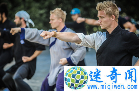 挪威双胞胎上武当山学太极