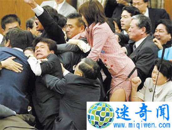 乌克兰不仅姑娘美 干起架来更美!