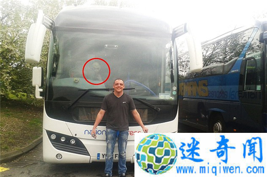 男子旅途中拍照 被疑似外星人抢镜