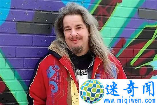 12岁那年 他第一次来了姨妈也长出了胡子