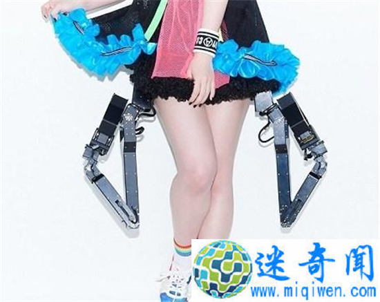 妹子裙下突然伸出一只手 不忍直视!