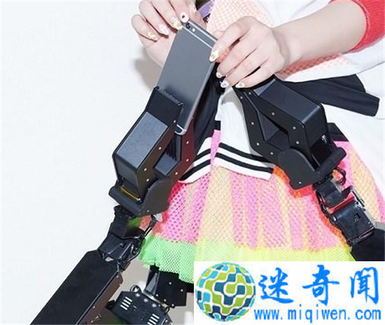 妹子裙下突然伸出一只手 不忍直视!