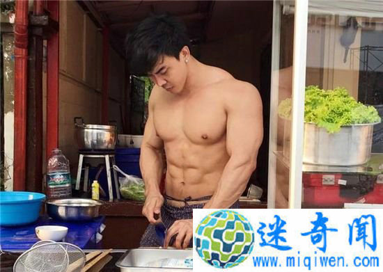 泰国大学面馆拉客似卖身画风相当奇特