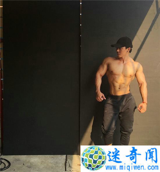 泰国大学面馆拉客似卖身画风相当奇特