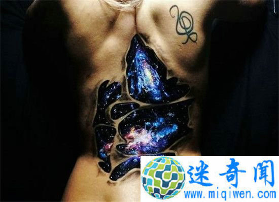 �������Ұ�Ů�Ѻ󱳵����� �����3D�ǿ�