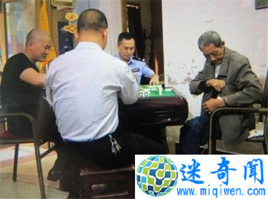 老人跳楼要求民警陪打麻将