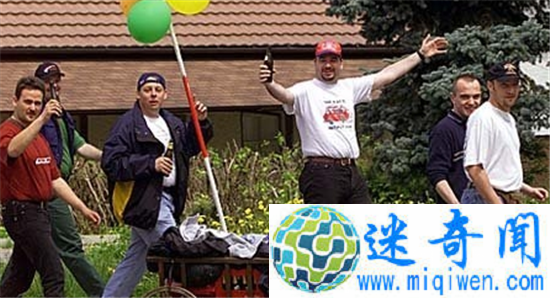 日本变态节日父亲节 竟让女儿陪父亲洗澡