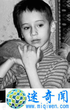 俄罗斯惊现“鸟孩” 孩子被当宠物鸟养