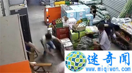 蒙面持枪超市扫射 悍匪举枪对人群狂射20秒现场惨烈