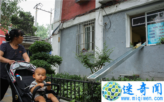 居民楼滑梯卖凉皮扫码取货