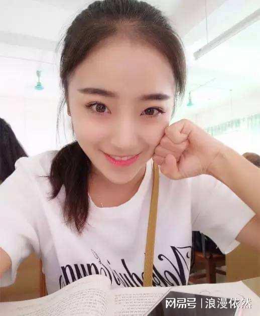 教授开会被女生狂亲 教授开会被女生狂亲